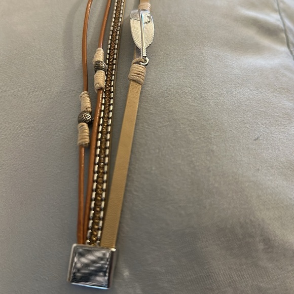 QUADRUPLE MAGNETIC WRAP BRACELET tan and brown with a feather in silver metal - Picture 3 of 5